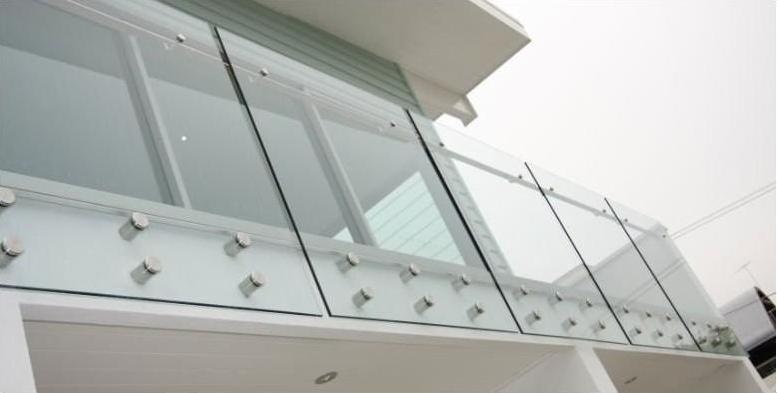Proyecto barandilla vidrio junto a piscina