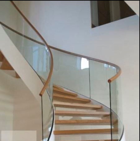 Escalera circular de vidrio en edificio comercial