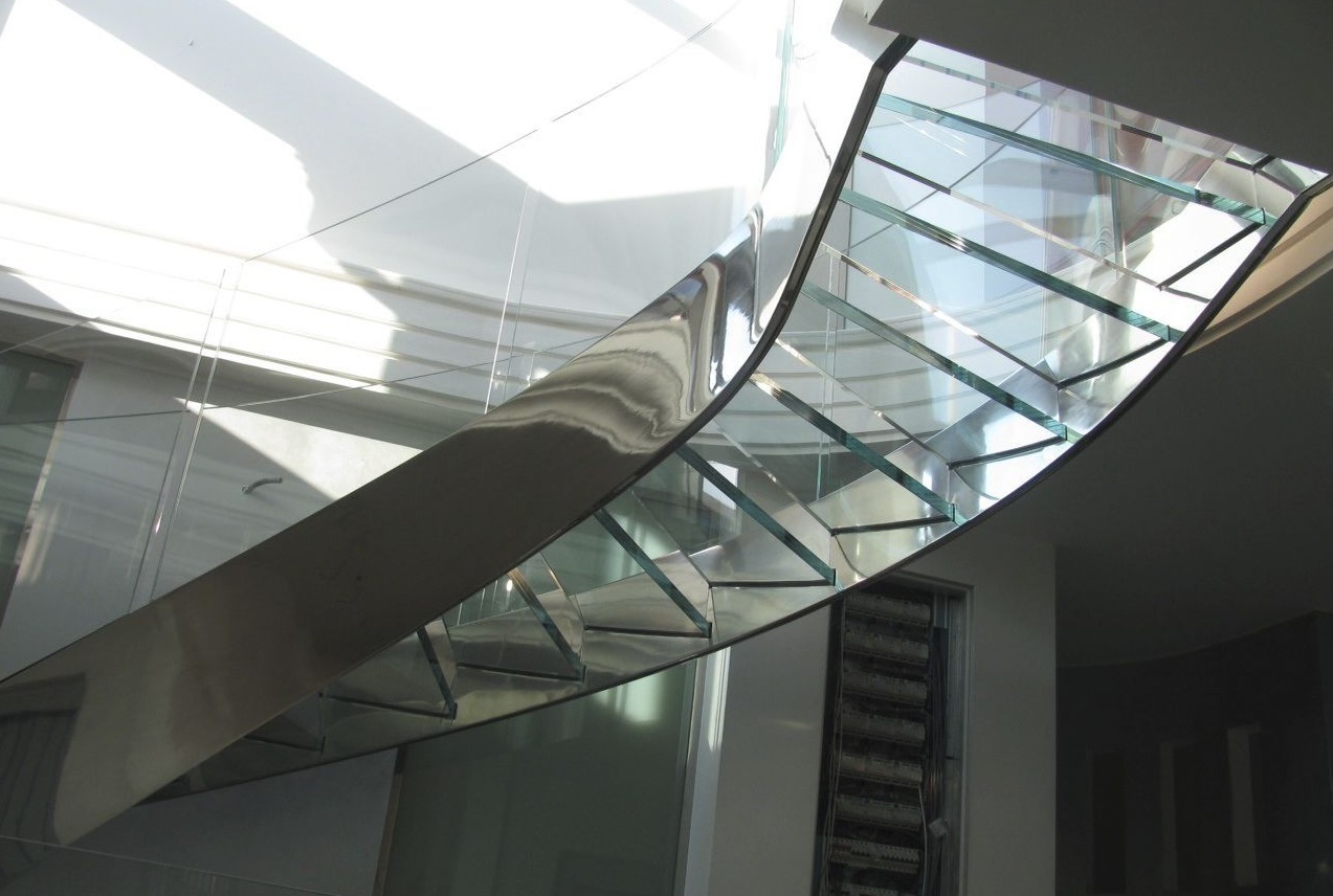 Escaleras completamente de vidrio con función estructural