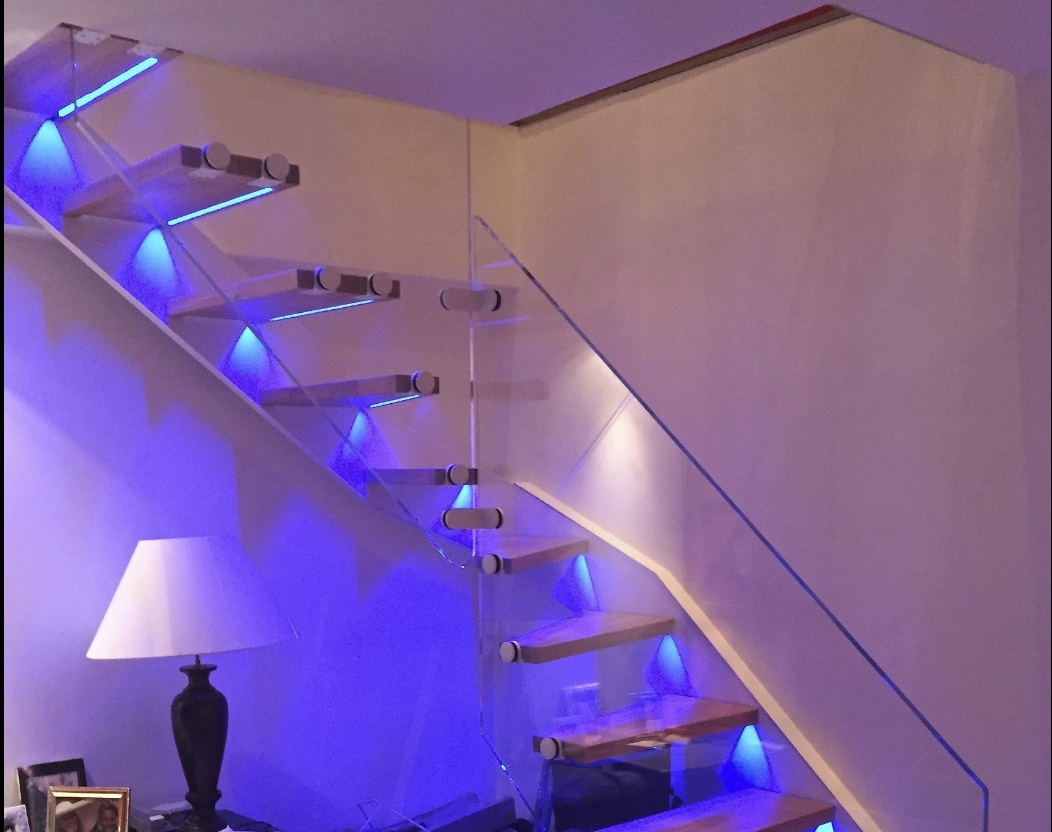 Escalera en L de vidrio 2