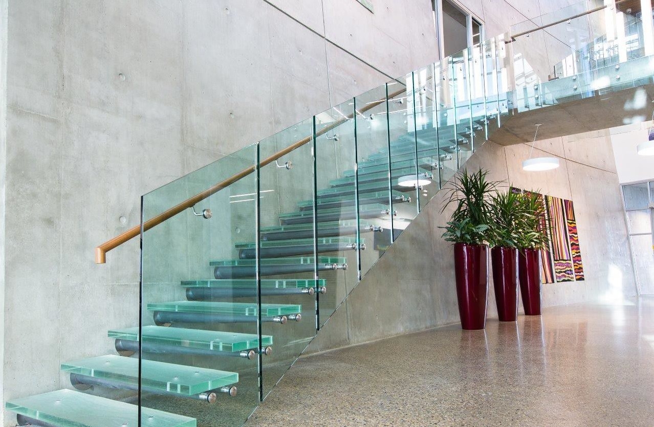 Escalera recta de vidrio con barandilla integrada
