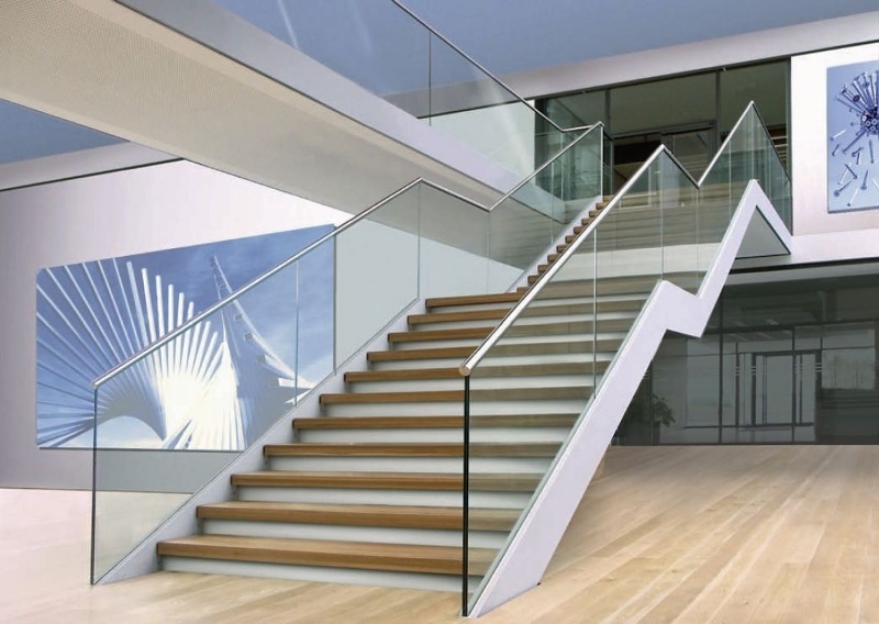 Escalera recta de vidrio 3