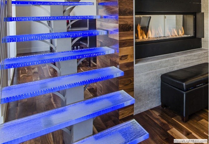 Peldaños de vidrio con iluminación LED integrada